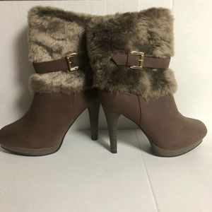 NWOT Women’s brown fur heel boots size 9